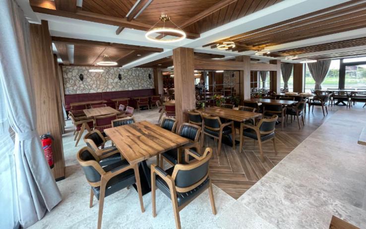 Hotel Restaurant & Spa Les Planets Les Rasses Extérieur photo