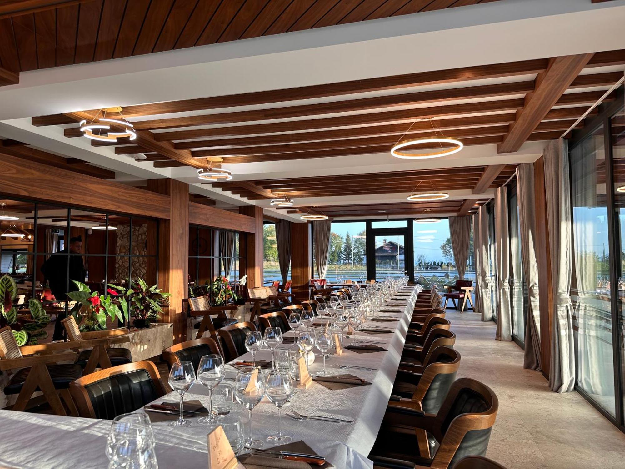 Hotel Restaurant & Spa Les Planets Les Rasses Extérieur photo