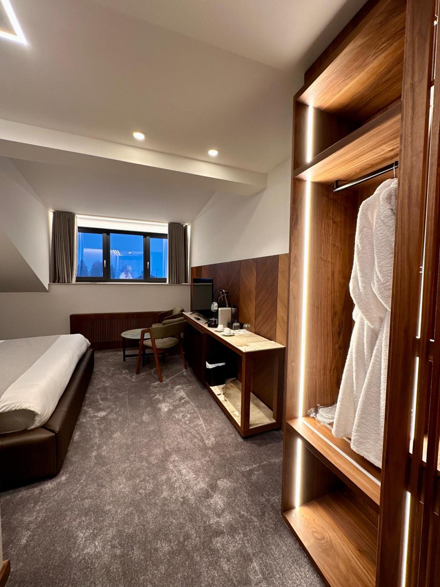 Hotel Restaurant & Spa Les Planets Les Rasses Extérieur photo